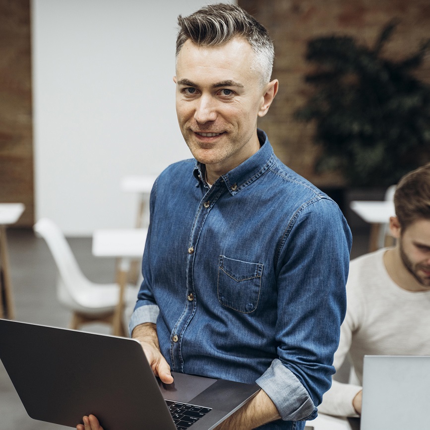 Man aan het werk op laptop